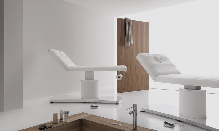 How do you become a cosmetologist in Denmark?