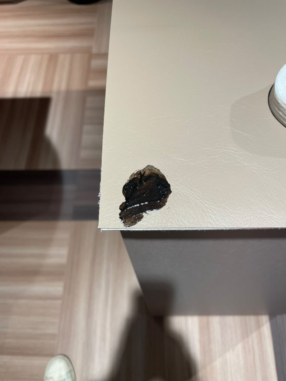 How to remove hair dye from your hairdressing chairs