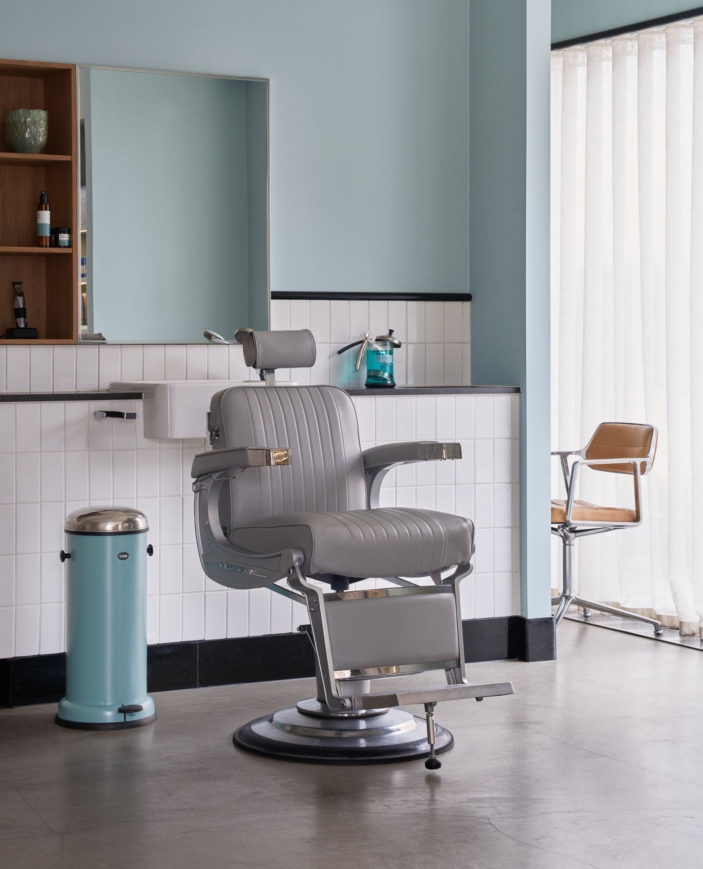 Henri brings Vipp back to the hair salon