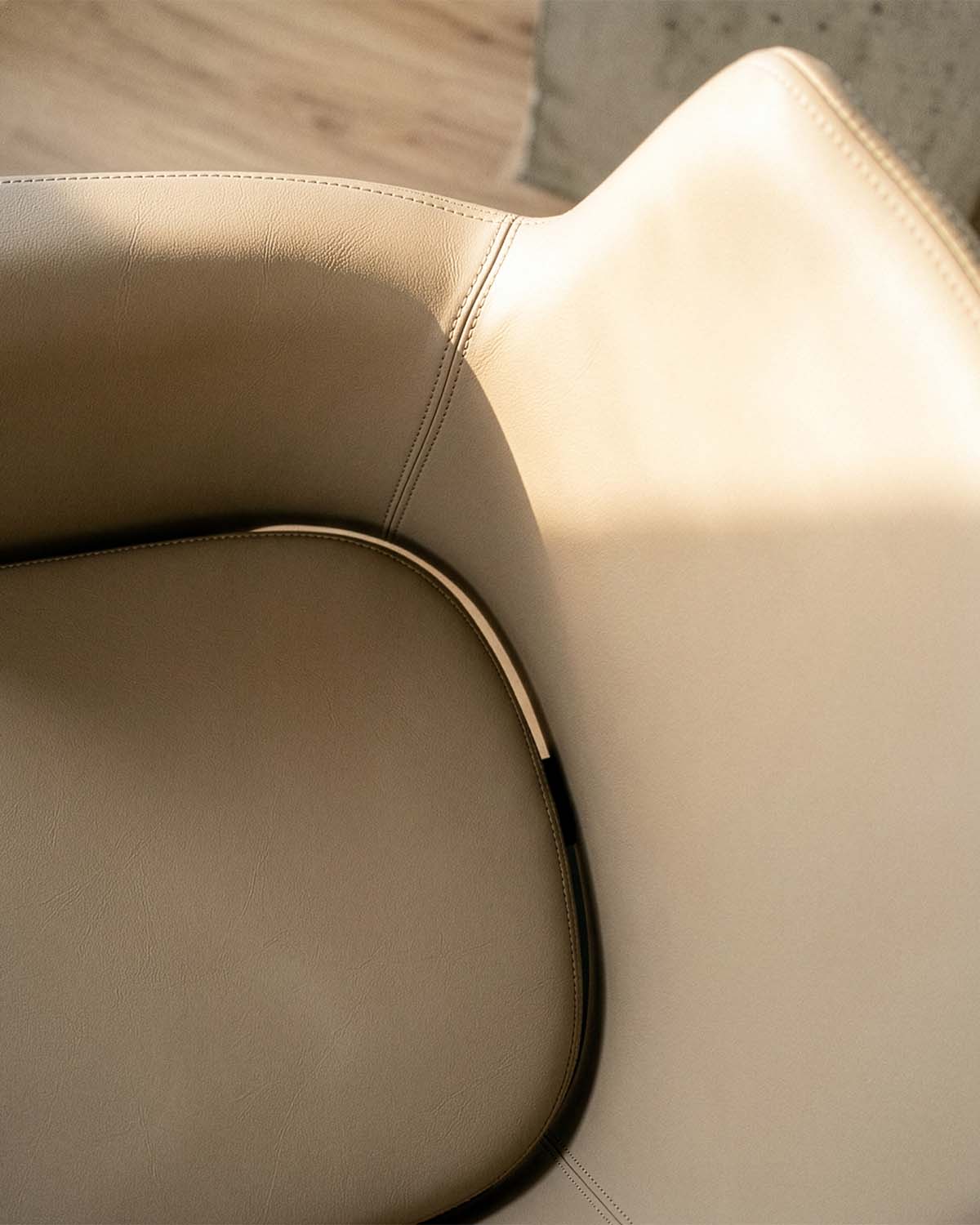 Greiner 38 - Beige styling chair with black round base