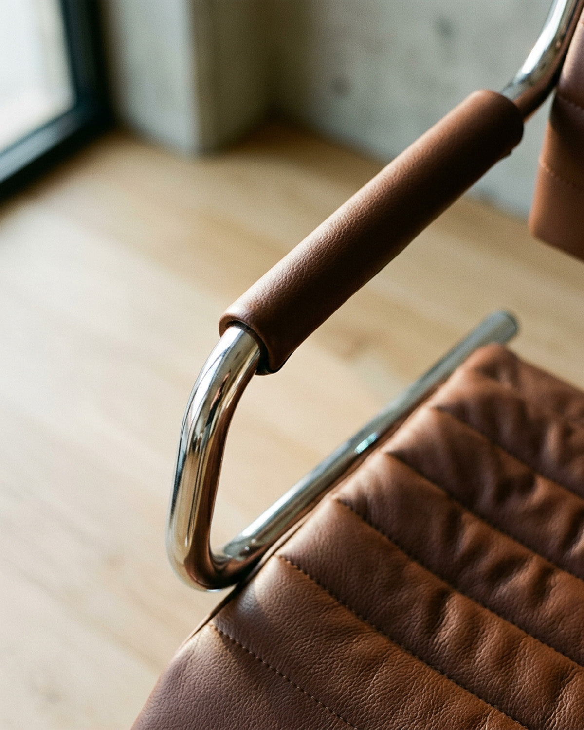 Greiner 59 - Brown styling chair with chrome cross base