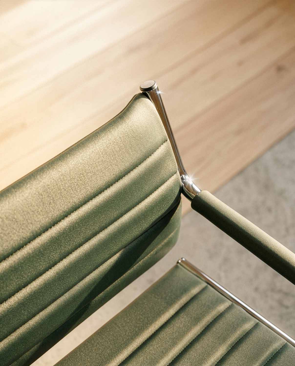 Greiner 59 SuperTex - dark green styling chair with chrome cross base