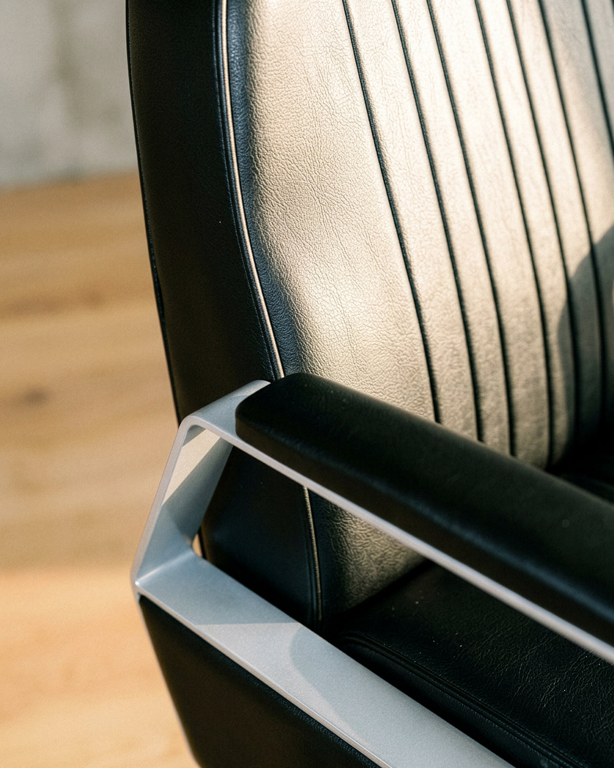 Joey - Black barber chair with chrome round base